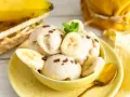 Cremiges Bananeneis mit Schokostückchen und frischen Bananenscheiben, perfekt zum Bananeneis selber machen.