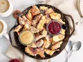 Kaiserschmarrn aus dem Thermomix, goldbraun und fluffig, mit Apfelmus und Preiselbeeren. Perfekt zum Genießen!