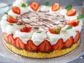 Eine köstliche Erdbeer Mascarpone Torte mit frischen Erdbeeren, Sahnetupfern und Schokoladendekor.