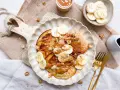 Leckere bananen pancakes ohne ei, garniert mit Bananenscheiben, Nüssen und einer cremigen Sauce. Ein Genuss für jeden Morgen!