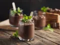Schokoladenmousse im Glas, garniert mit Minze und Schokostückchen. Ein Genuss, der mit dem Thermomix leicht gelingt.
