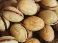 Nahaufnahme von Oreschki, gefüllt mit süßer Karamellcreme. Ein köstliches Oreschki Rezept zum Nachbacken.