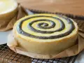 Ein köstlicher no bake cheesecake mit Mohn-Spiralen auf einem Gitter.