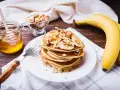 Leckeres protein pancakes rezept mit Bananen, Nüssen und Honig.
