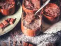Lufterleichter Genuss: Mousse au chocolat ohne Ei, garniert mit Schokostreuseln. Ein Löffel zeigt die cremige Konsistenz.