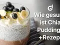 Ein Glas Chia Pudding mit Bananen-, Blaubeer- und Kiwistücken. Die Frage "Wie gesund ist Chia Pudding? +Rezept" steht daneben.