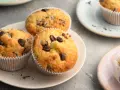 Saftige Schoko-Muffins, perfekt für ein schnelles Muffins Rezept. Sie sehen köstlich aus und laden zum Reinbeißen ein.