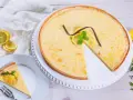 Ein Zitronentarte Rezept, das Lust auf mehr macht. Sonnengelbe Tarte mit frischen Zitronenscheiben und Minze.