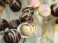 Bunte Kuchen am Stiel, dekoriert mit Schokolade und Streuseln, warten darauf, genascht zu werden.
