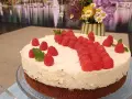 Himbeer-Mascarpone-Torte mit frischen Himbeeren und Minze, ein Genuss für Augen und Gaumen.