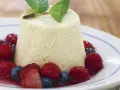 Cremige bayrische Creme mit frischen Beeren und Minze. Ein Genuss für alle Sinne.