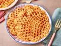Herzförmige Dinkel Waffeln auf einem Teller, bereit zum Genießen.