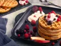 Leckere Apfelwaffeln mit frischen Beeren und Sahne. Ein tolles Rezept für süße Momente.