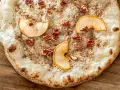 Eine süße Pizza mit dünnem Teig, bestreut mit Zimt, belegt mit Apfelscheiben und Pekannüssen. Ein Genuss wie eine Nutella Pizza!
