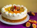 Eine cremige Maracuja Torte mit frischer Sahne und exotischen Früchten, die Lust auf mehr macht.
