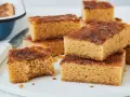 Saftige Blondies mit Zimt-Zucker-Decke, perfekt für dein Blondies Rezept. Ein Stück wurde bereits probiert!