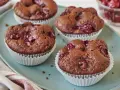 Saftige schoko kirsch muffins auf einem blauen Teller, bereit zum Genießen.