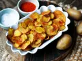 Selbstgemachte Kartoffelchips, goldbraun und knusprig, mit Salz und Paprikapulver gewürzt. So einfach ist kartoffelchips selber machen!