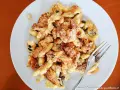 Ein Teller Kaiserschmarrn, bestreut mit Puderzucker und Zimt, wartet auf seine Verkostung. Dieses Kaiserschmarrn Rezept ist ein Klassiker.