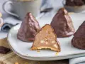 Schokoladen-Desserts, die an Granatsplitter erinnern, mit einem Stück, das die cremige Füllung mit Keksstücken zeigt. Ein köstliches granatsplitter rezept.