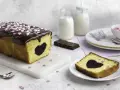 Herzförmiger Schokoladenkuchen mit Schokoladenglasur und Streuseln. Perfekt für Valentinstag Rezepte!