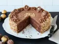 Schokoladentorte mit gehackten Nüssen und Ferrero Rocher Kugeln, eine köstliche Rocher Torte.