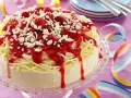 Ein lustiger Spaghetti-Eis-Kuchen mit Erdbeersoße und weißen Schokostückchen. Perfekt für jede Party!