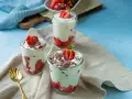 Leckere Quarkspeise mit frischen Erdbeeren und Schokostreuseln in Gläsern, ein einfaches Rezept für den Sommer.