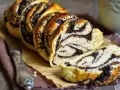 Ein köstlicher Mohnzopf, frisch gebacken. Dieses Mohnzopf Rezept ist ein Genuss für jeden Kaffeetisch.