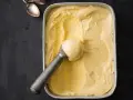 Cremiges Vanilleeis, frisch aus der Eismaschine, bereit zum Genießen. So einfach lässt sich Vanilleeis selber machen!