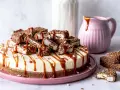 Eine cremige Maxi King Torte, dekoriert mit Karamell und Schokostückchen. Ein Traum für jeden Schokoladenliebhaber!