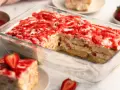 Ein saftiges Erdbeer Tiramisu in einer Glasform, geschichtet mit Löffelbiskuits, Creme und frischen Erdbeeren, verlockt zum Genuss.
