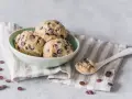 Schüssel mit Kugeln von Cookie Dough Rezept, Löffel mit Teig und Schokostückchen.