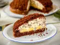 Ein Stück saftiger Maulwurfkuchen mit Bananen und Sahne. Dieses Maulwurfkuchen Rezept ist ein Genuss!
