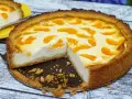 Ein saftiger faule weiber kuchen mit Mandarinenstücken und cremiger Füllung, bereit zum Genießen.