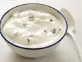 Cremige Herrencreme mit Schokostückchen, wie nach Omas Rezept. Ein Löffel daneben wartet schon.
