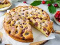 Saftiger Kirschkuchen, perfekt für ein Kirschkuchen Rezept. Mit Puderzucker bestäubt und voller Kirschen.
