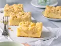 Saftiger Apfelkuchen mit Streuseln, perfekt für eine Kaffeepause. Ein Stück ist schon auf einer kleinen Platte angerichtet.