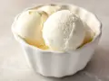 Schüssel mit cremigen Kugeln frozen joghurt, perfekt für einen heißen Sommertag.