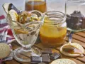 Eisbecher mit Karamellsauce, Keksen und Schokostückchen. Selbstgemachtes Karamell zum Verfeinern.