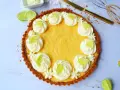 Ein köstlicher Key Lime Pie, verziert mit Sahnetuffs und Limettenscheiben.