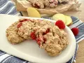 Saftige Kekse ohne Zucker mit Himbeeren und Apfelstücken, perfekt für einen gesunden Snack.