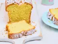 Ein saftiger Sandkuchen, bestäubt mit Puderzucker, wartet darauf, nach diesem einfachen Sandkuchen Rezept gebacken zu werden.