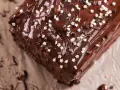 Schokoladen-Geburtstagskuchen-Rezept mit Sternen-Streuseln. Ein saftiger Schokokuchen, der jedem Geburtstagskind ein Lächeln ins Gesicht zaubert.