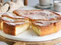 Ein köstlicher Käsekuchen, bestäubt mit Puderzucker. Perfekt zum Genießen, dreh dich um, Kuchen!