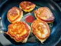 Fünf goldbraune Struwen brutzeln in der Pfanne. Dieses Struwen Rezept gelingt immer!
