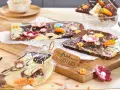 Bruchschokolade selber machen: Bunte Oster-Schokoladentafeln mit Karotten, Blumen und Streuseln, verpackt und mit "Frohe Ostern"-Anhänger.