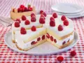 Himbeer Joghurt Torte mit frischen Himbeeren und cremigem Joghurt. Ein Genuss für jeden Anlass.