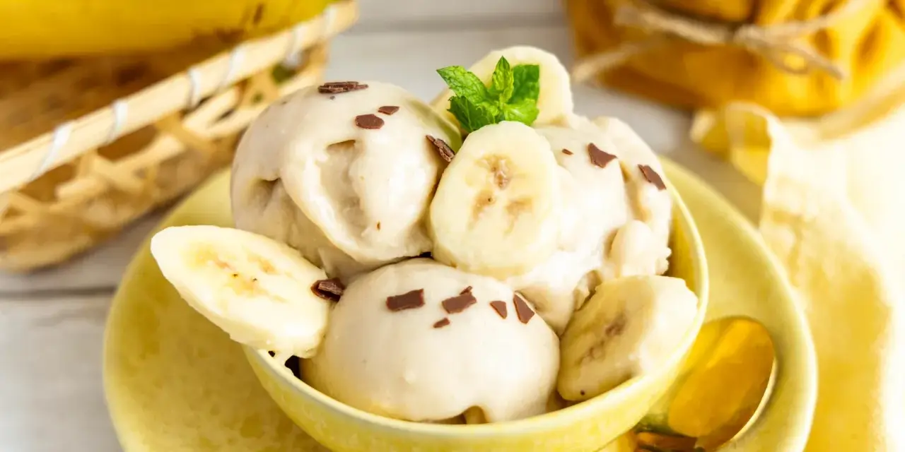 Cremiges Bananeneis mit Schokostückchen und frischen Bananenscheiben, perfekt zum Bananeneis selber machen.