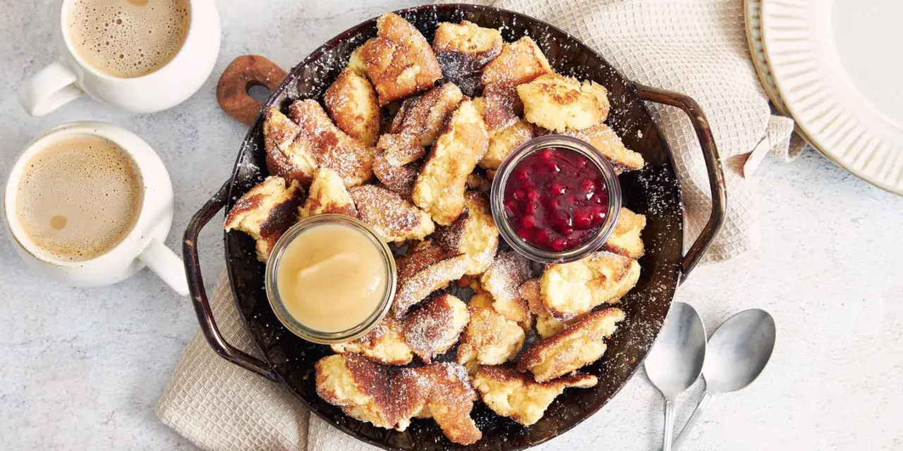 Kaiserschmarrn aus dem Thermomix, goldbraun und fluffig, mit Apfelmus und Preiselbeeren. Perfekt zum Genießen!